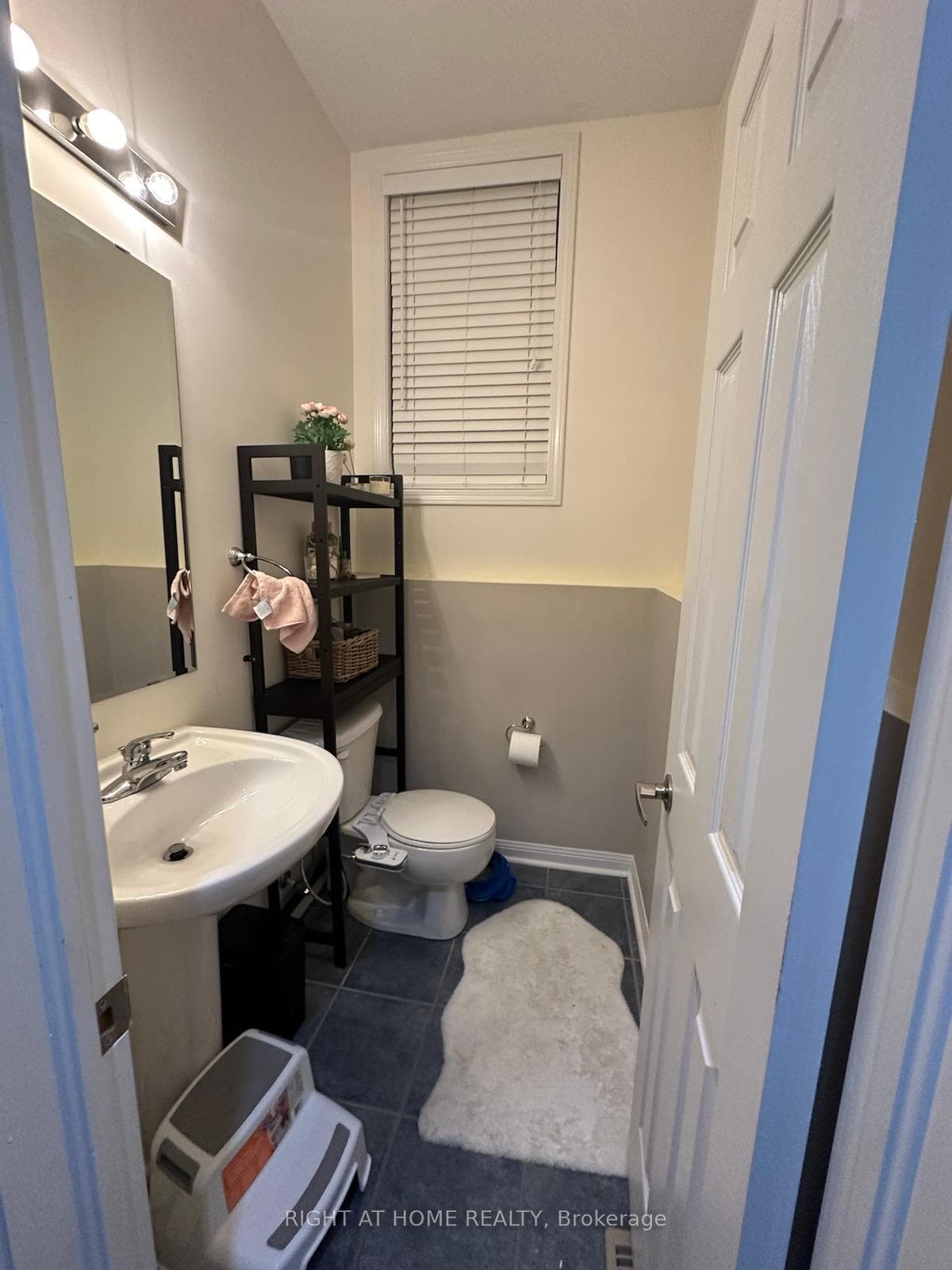 1156 Riddell Crescent photo 11