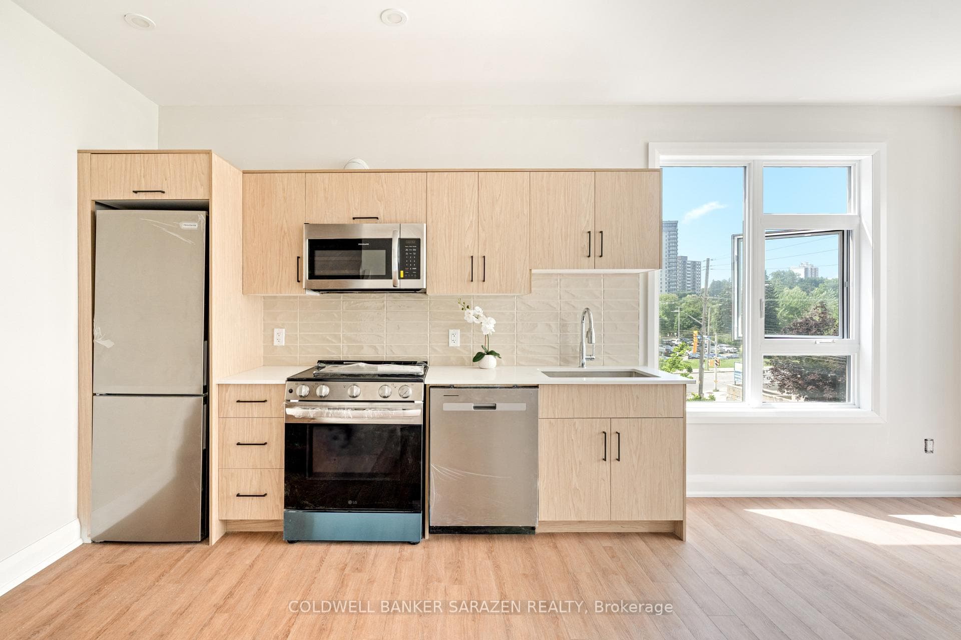 10 MCARTHUR Avenue Unit 301 photo 6