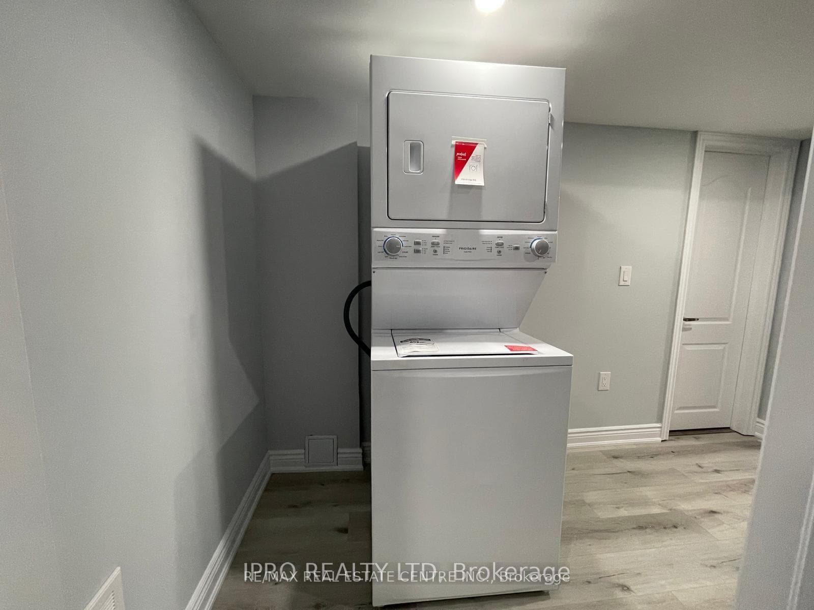726 Dolby Crescent photo 30