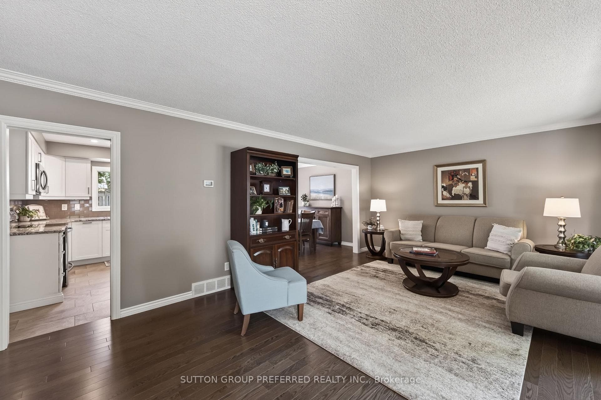 647 Glengyle Crescent photo 7