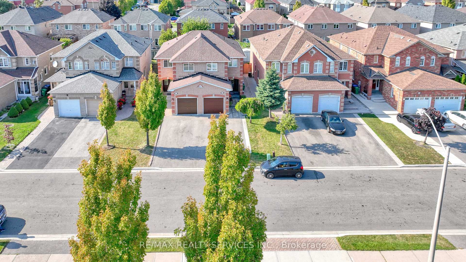 598 Summer Park Crescent photo 2