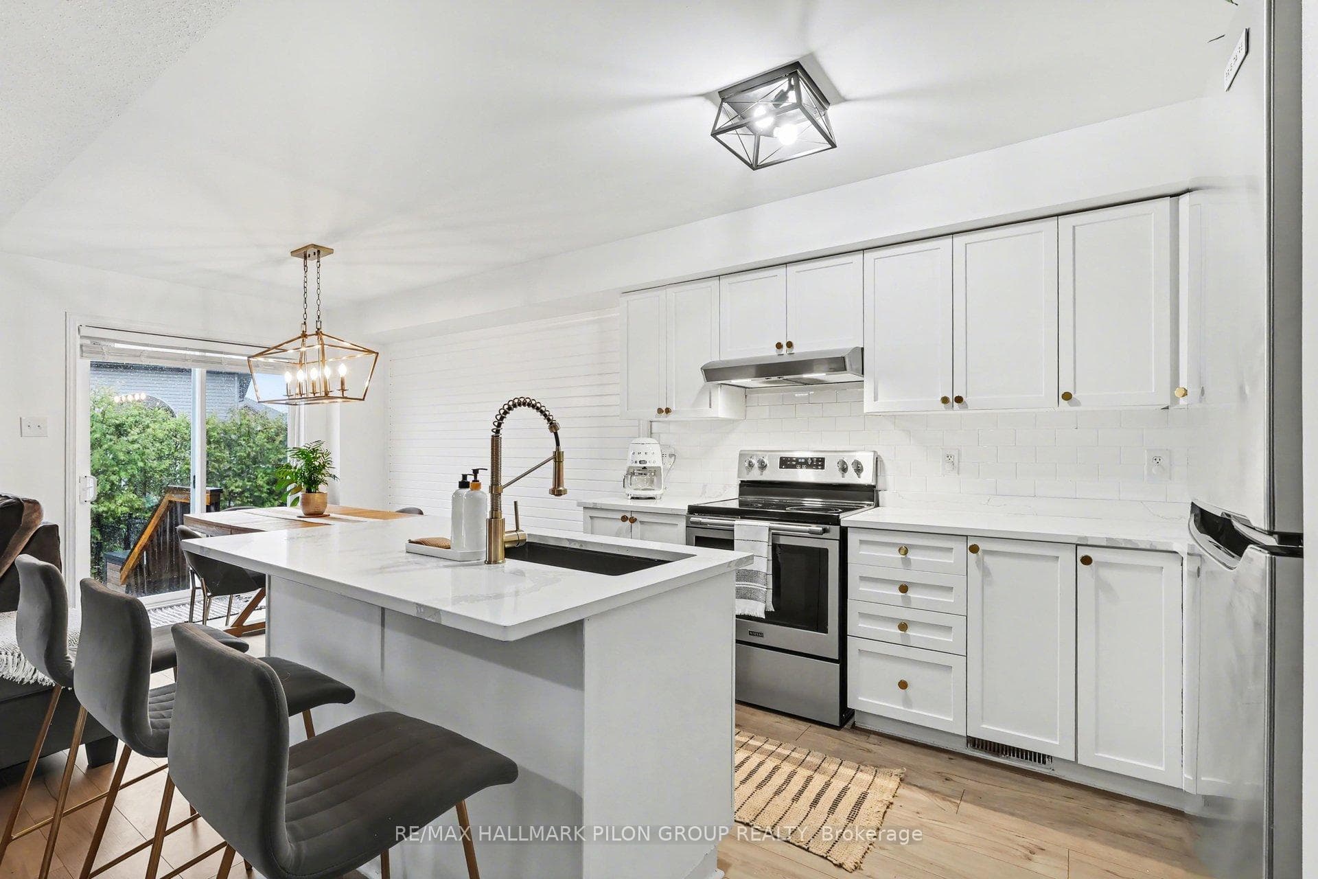 218 Rolling Meadow Crescent photo 8
