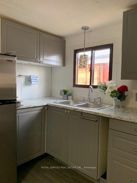1037 Arthur Street Unit 2 photo 3