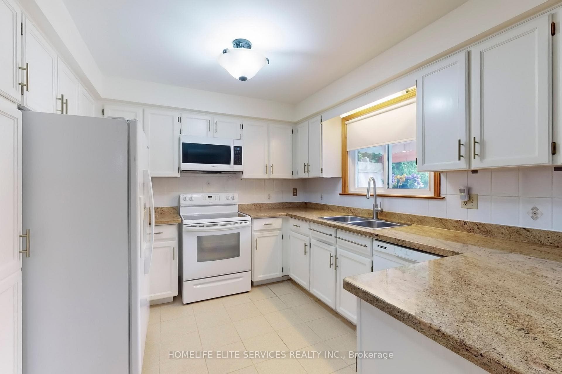 1757 Greenvale Crescent photo 10