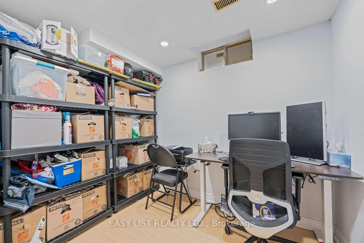 109 Whitney Place photo 17