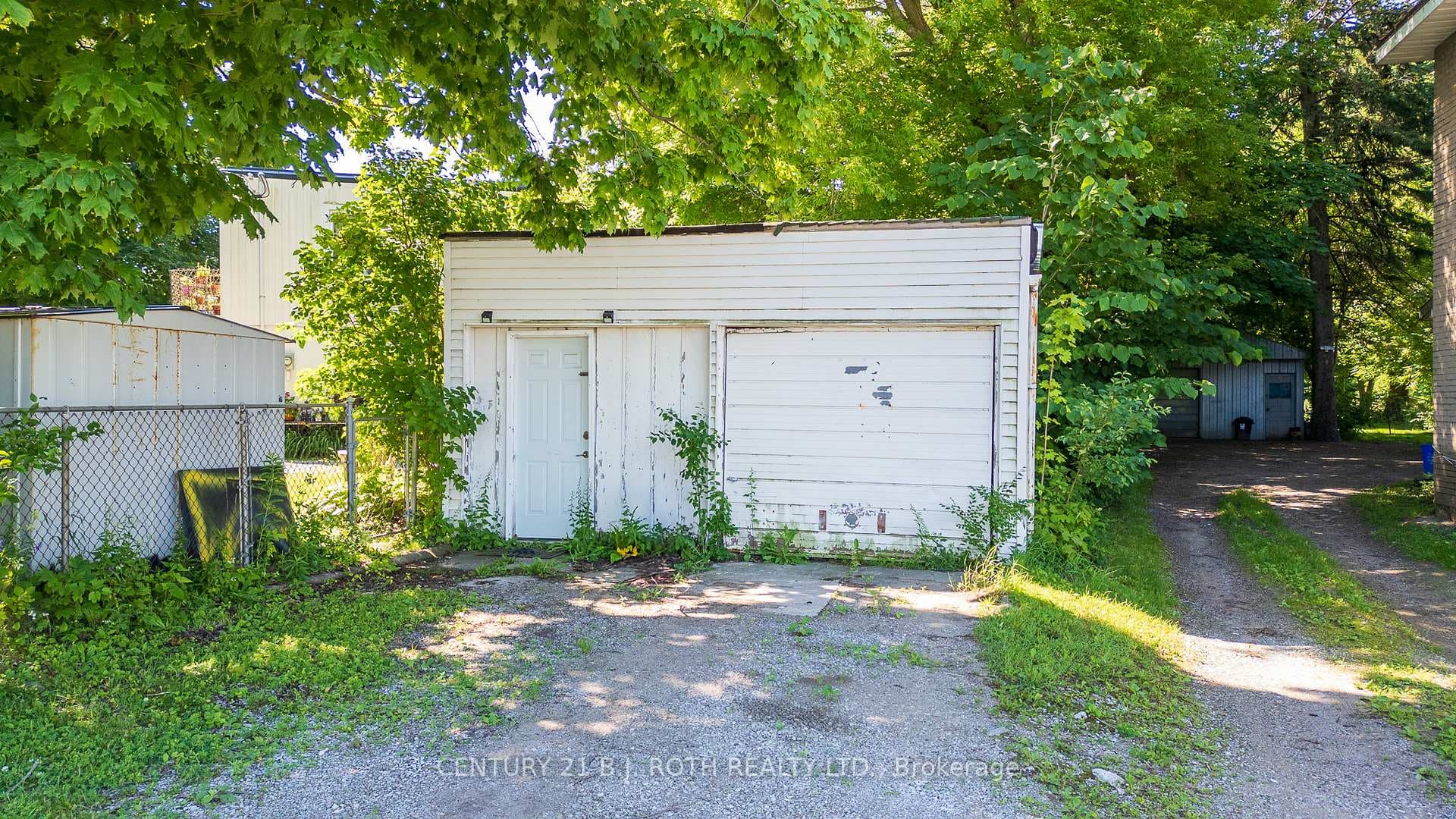 18 x 22 garage & 2nd driveway access Atherley Rd