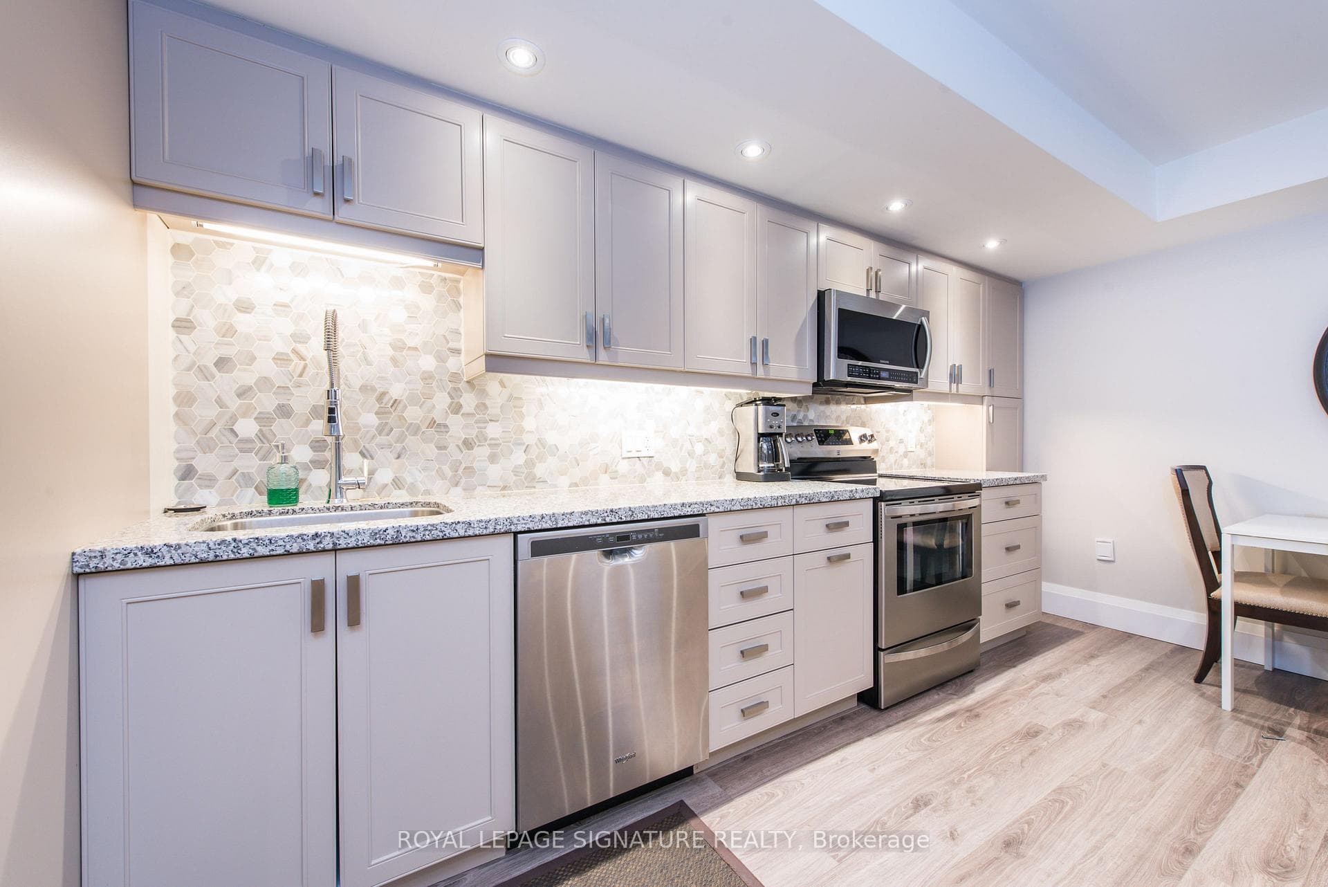 369 Armadale Avenue photo 16