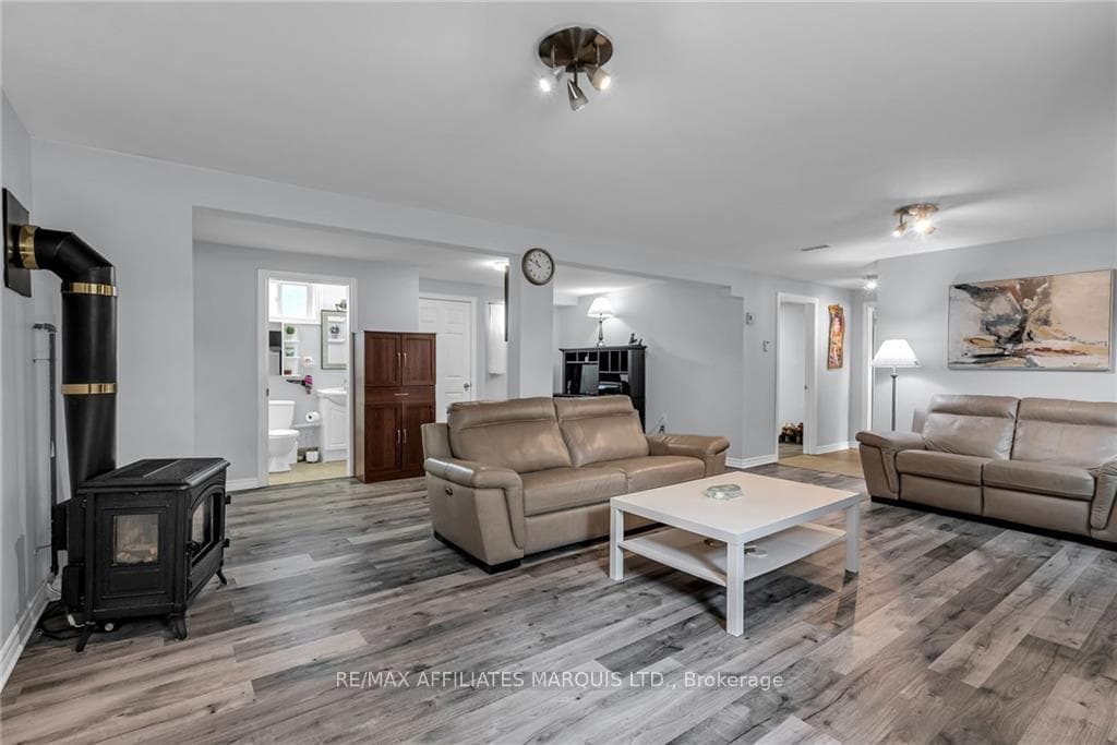 26 LOYALIST Crescent photo 21