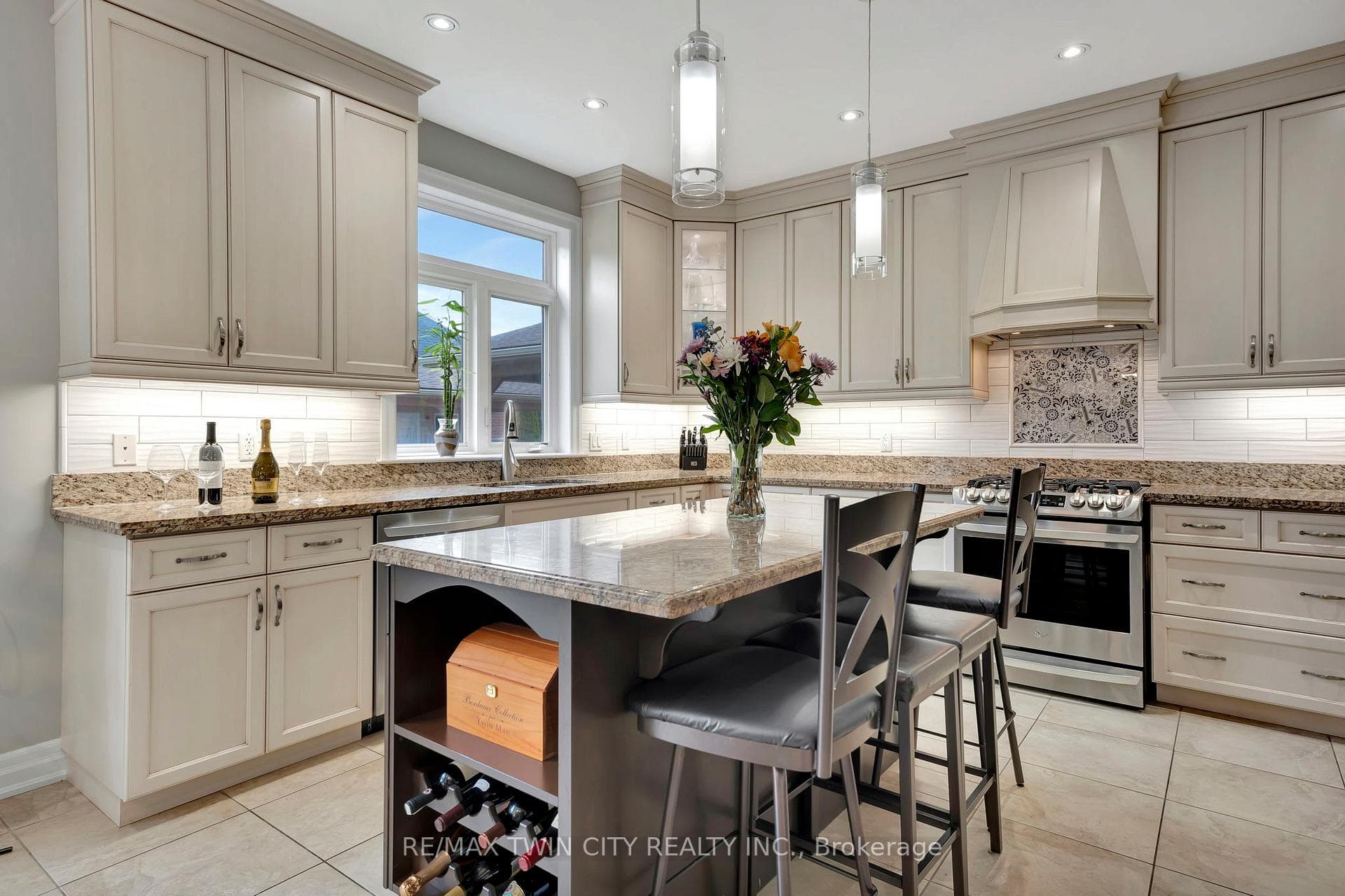 EAT IN KITCHEN
