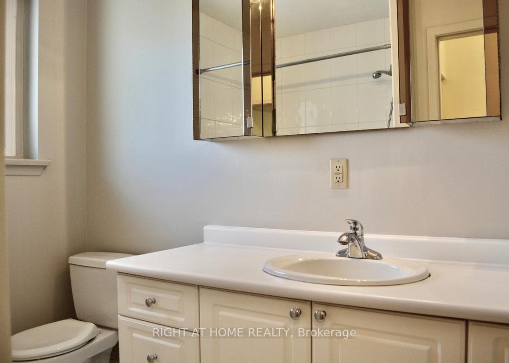 Upper level 4 pc bath
