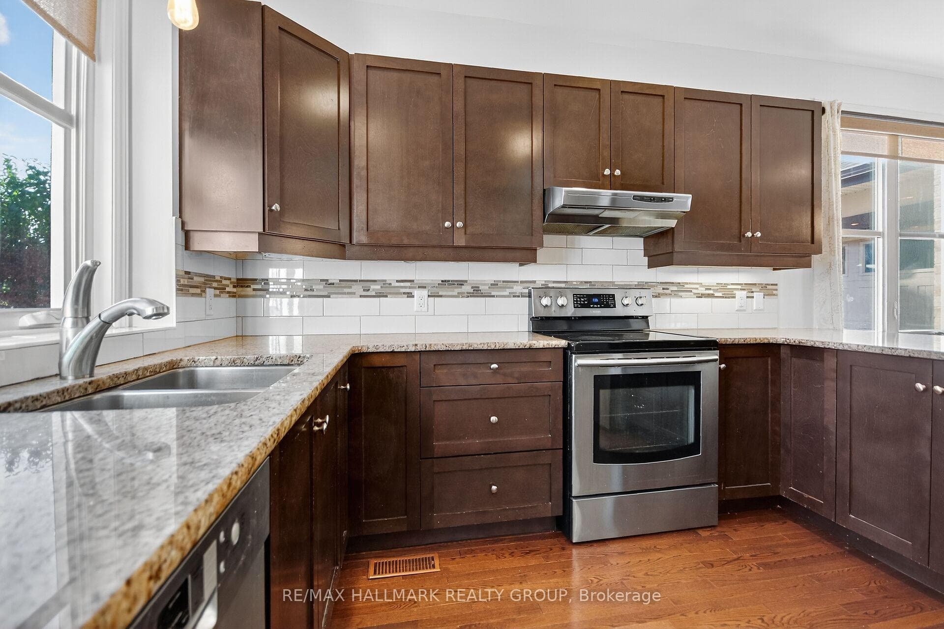 55 Claridge Drive photo 7