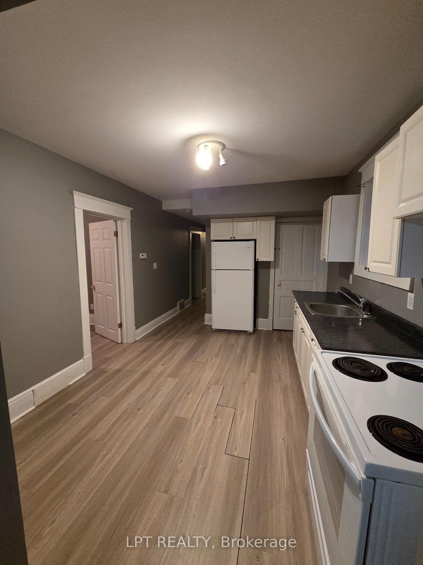 436 Queen Street photo 4