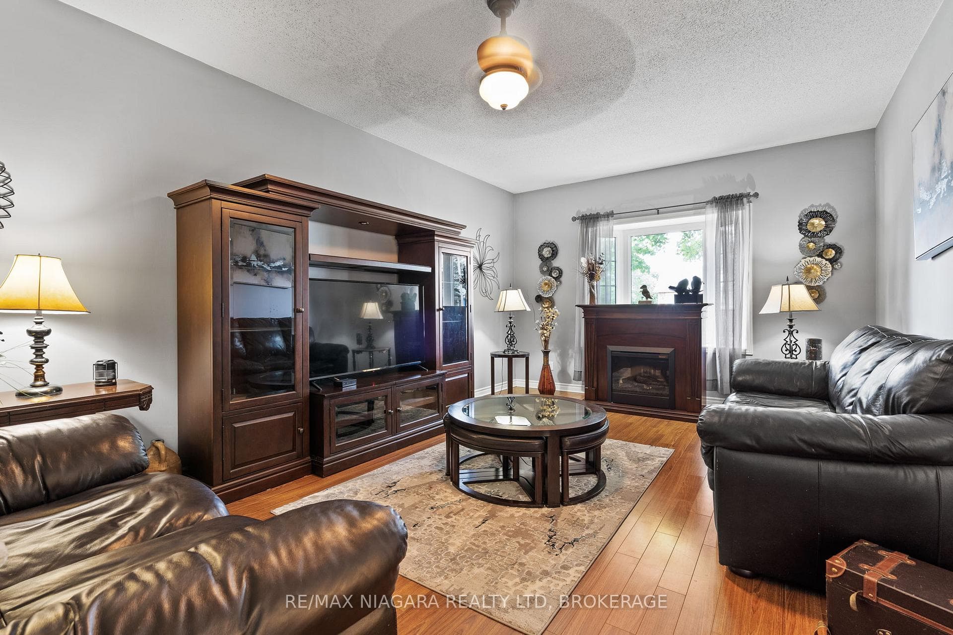 696 Clare Avenue photo 3
