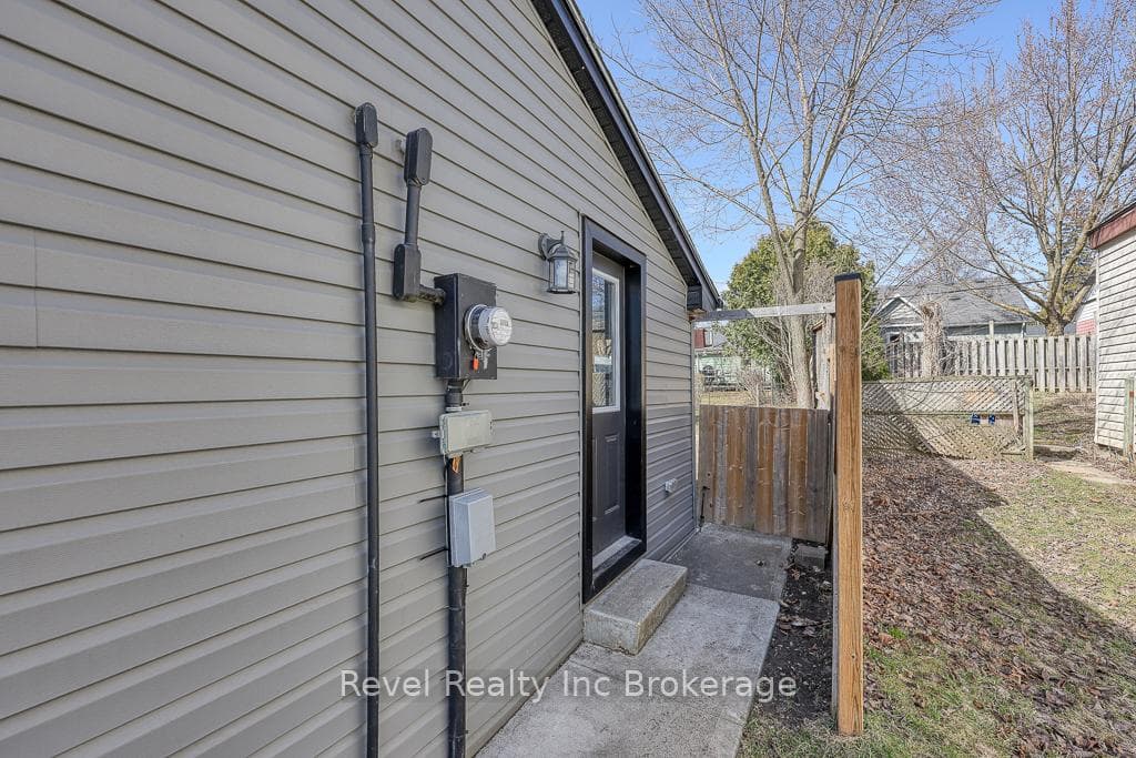 679 Elizabeth Street photo 25
