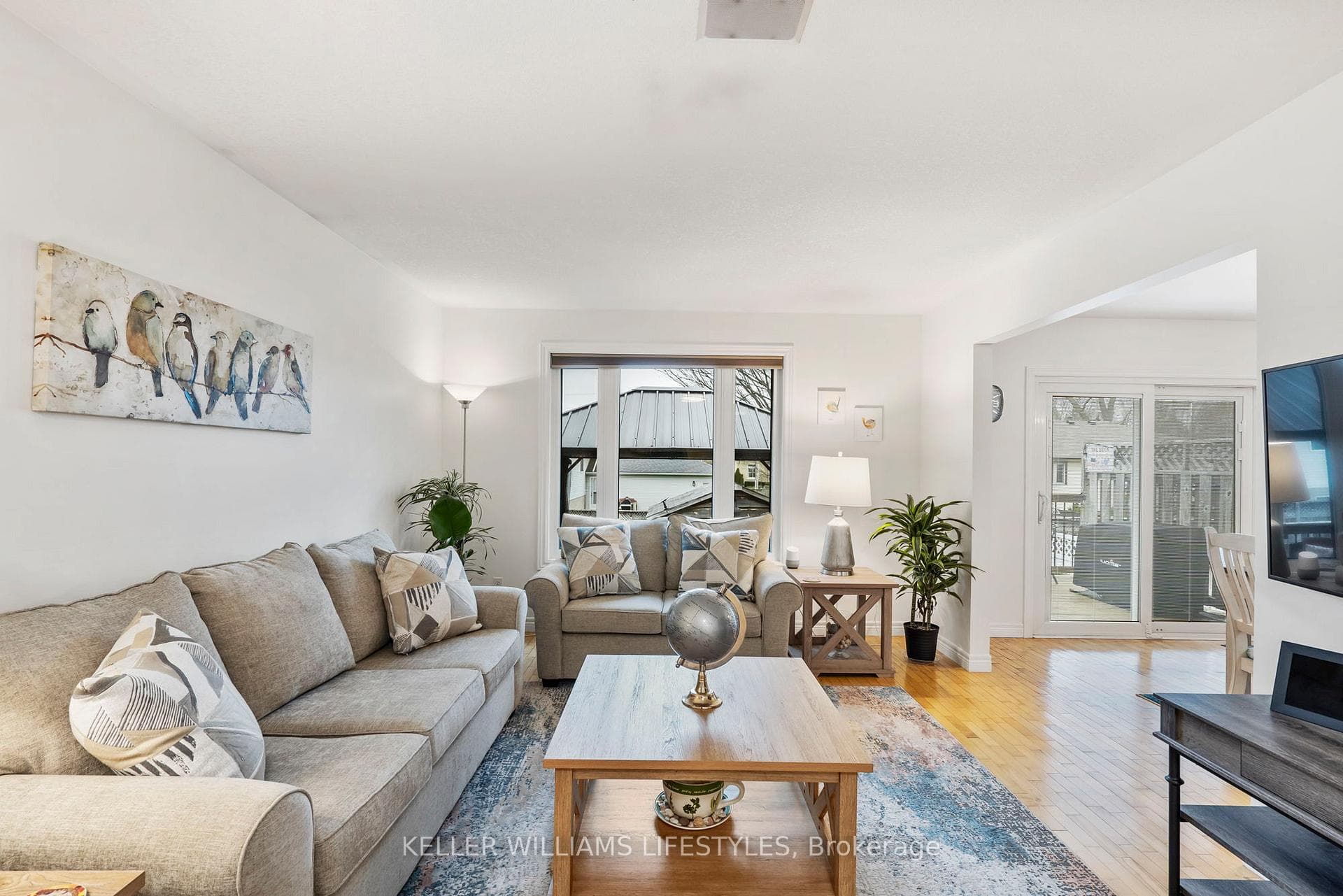 558 Helen Street photo 6