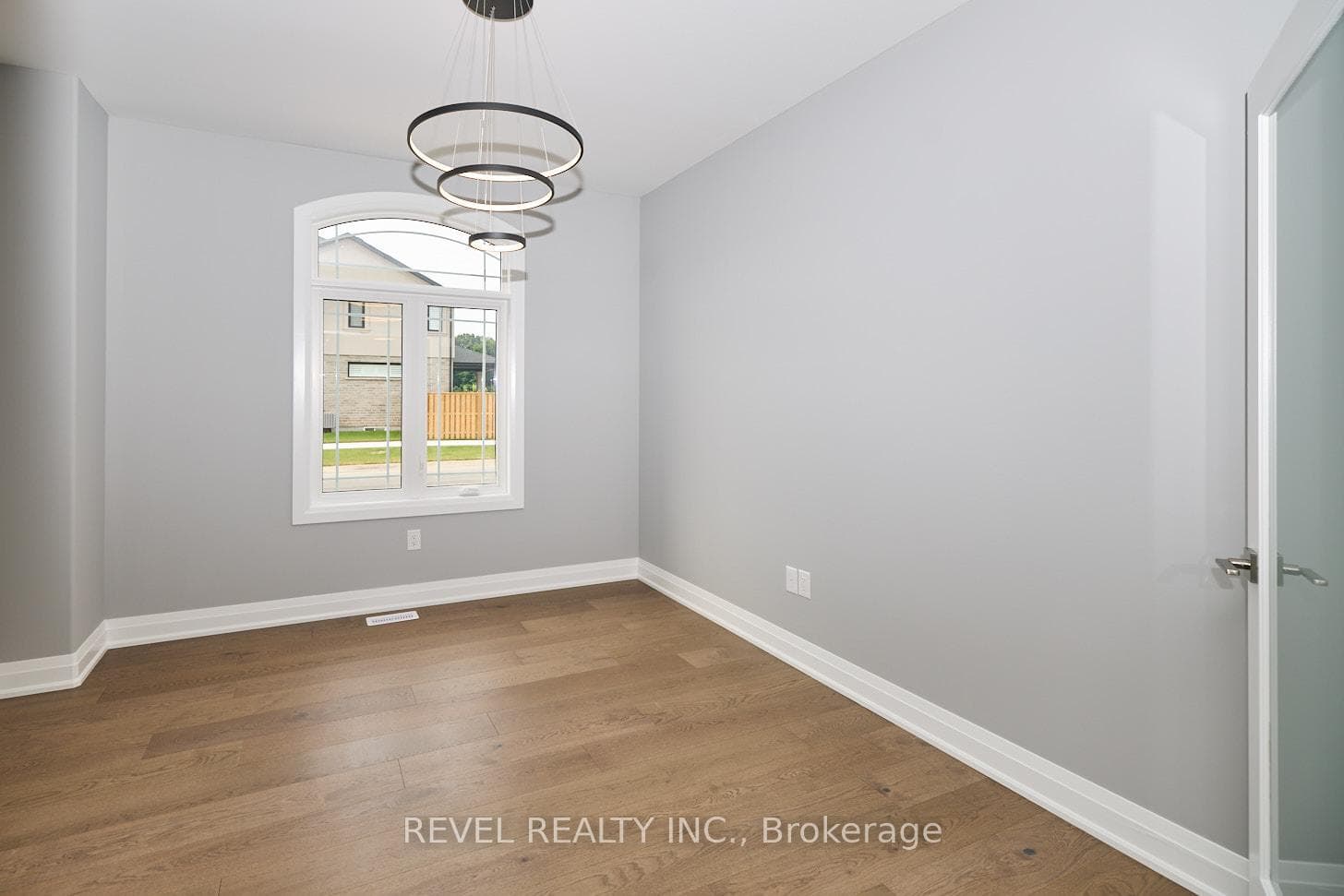 26 Swan Avenue photo 15