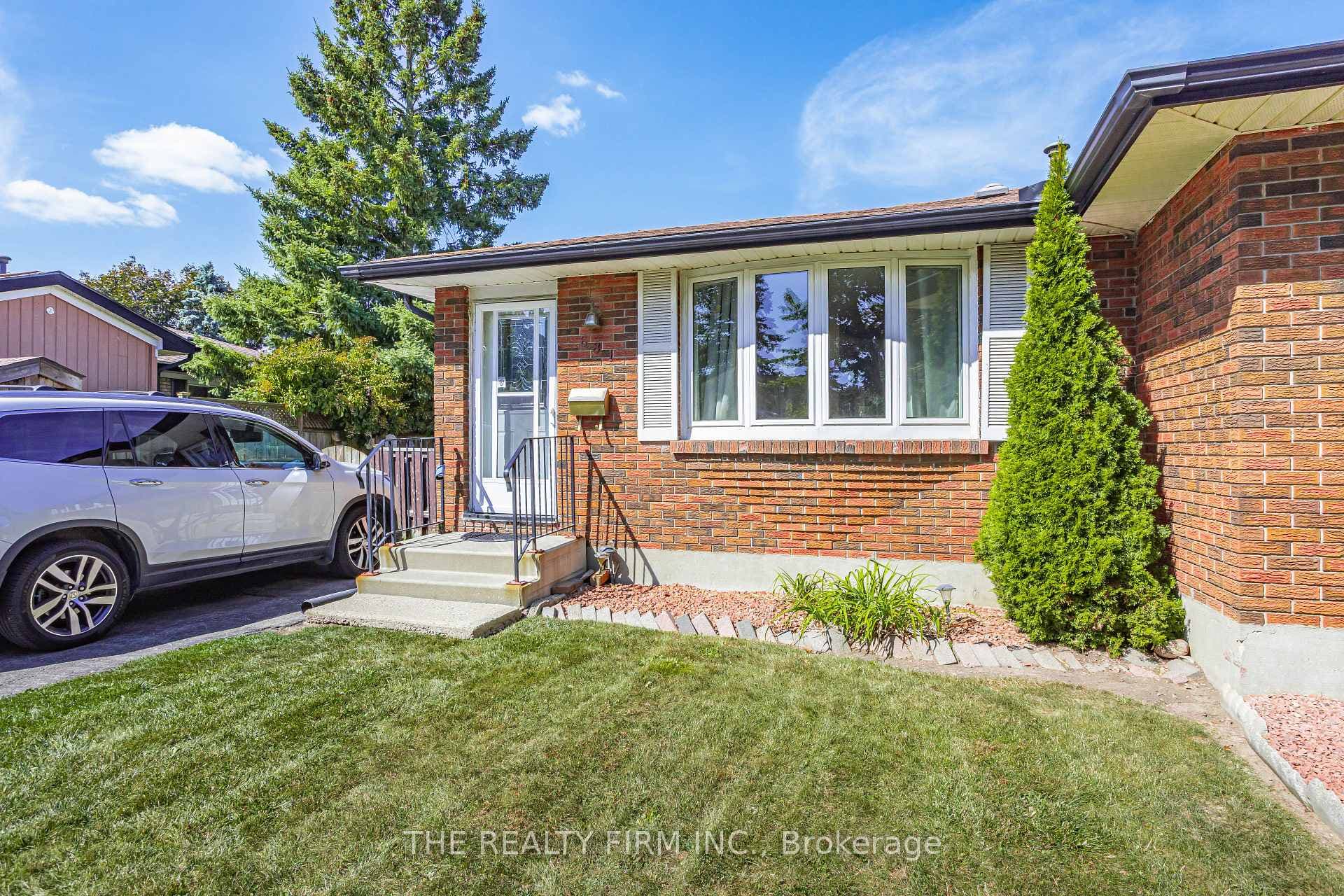 681 Ladybrook Crescent photo 4