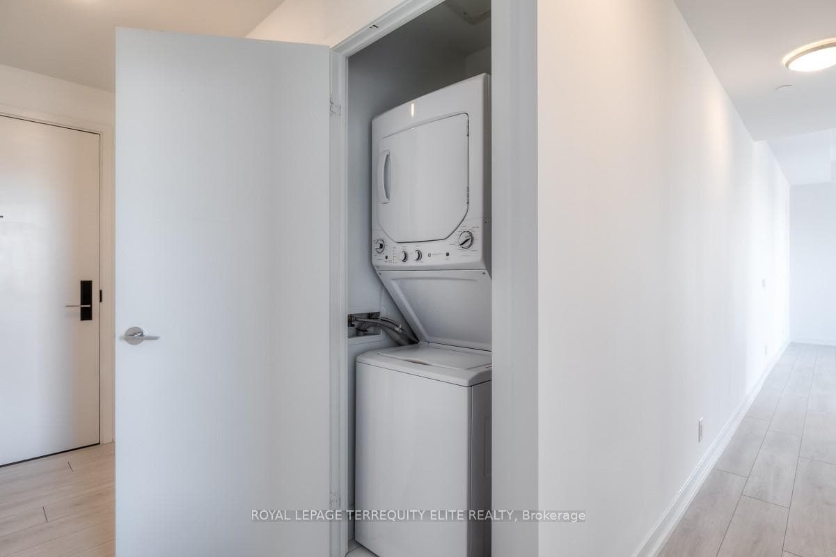 270 Dufferin Street Unit 923 photo 21