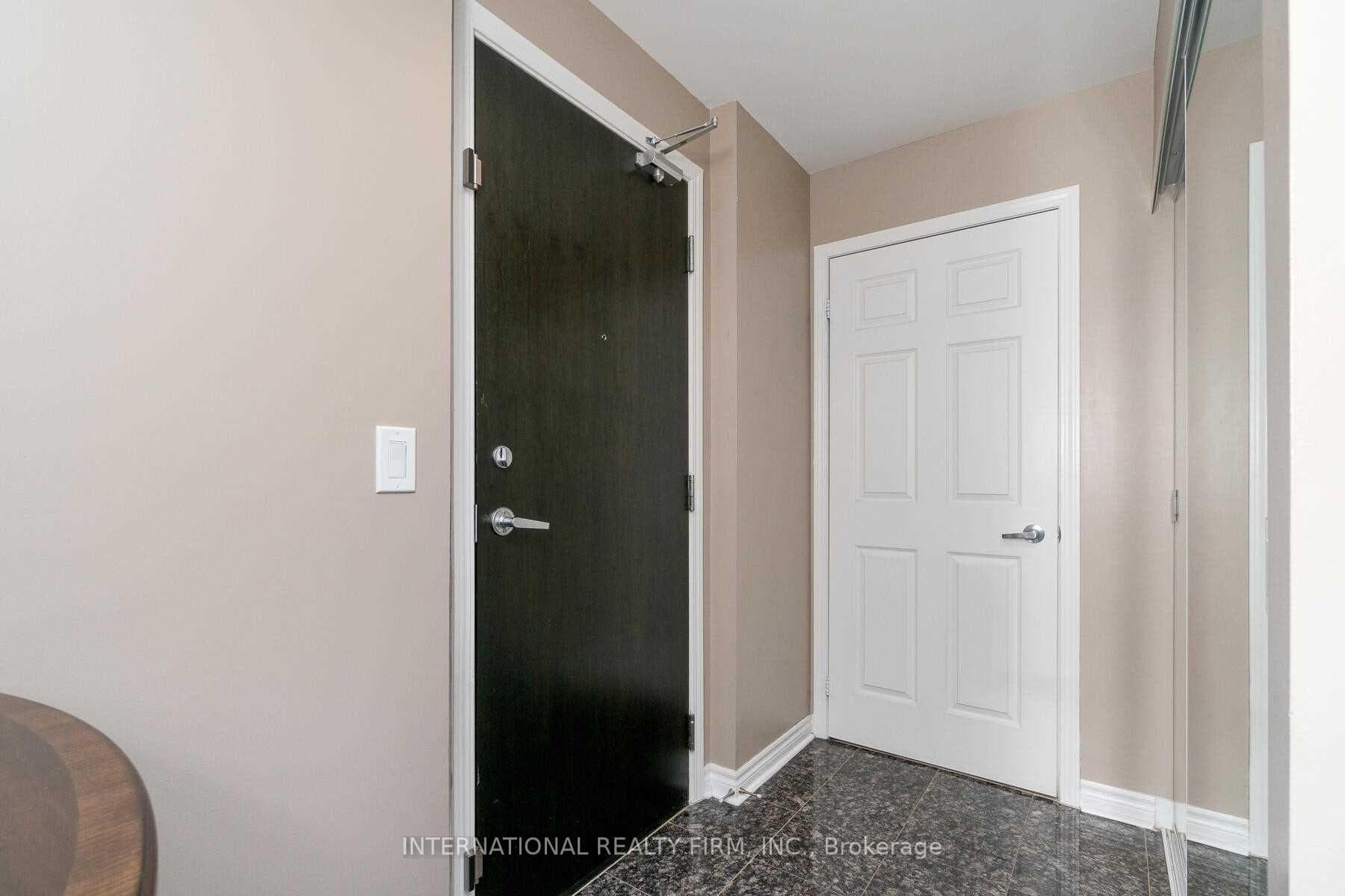 388 Prince Of Wales Drive Unit 2004 photo 3
