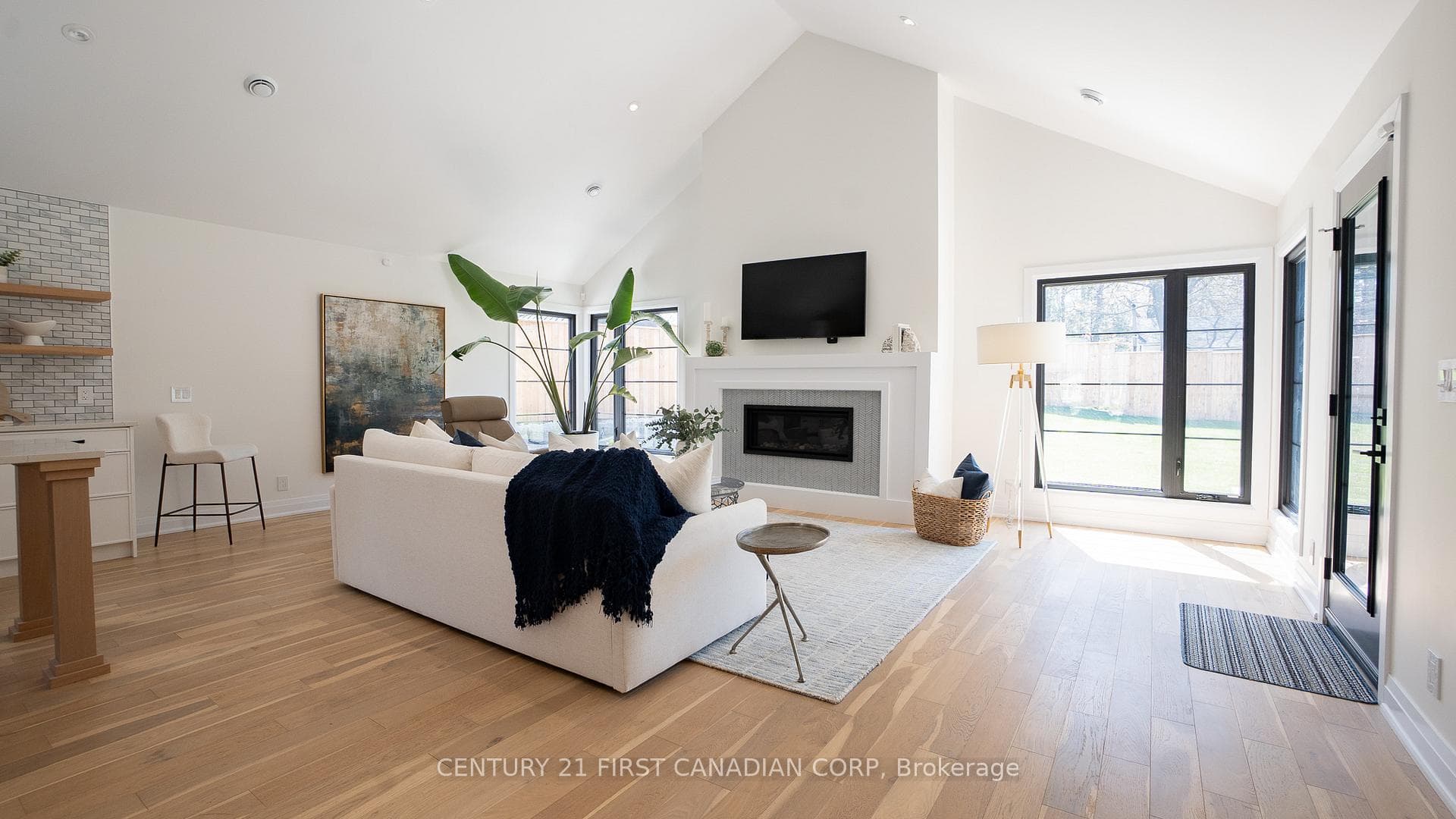 1337 Lakeshore Road photo 2