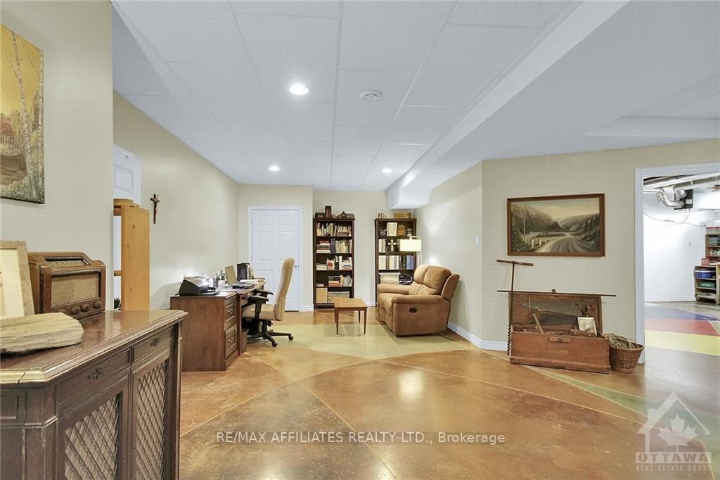 1622 SHAUNA Crescent photo 22