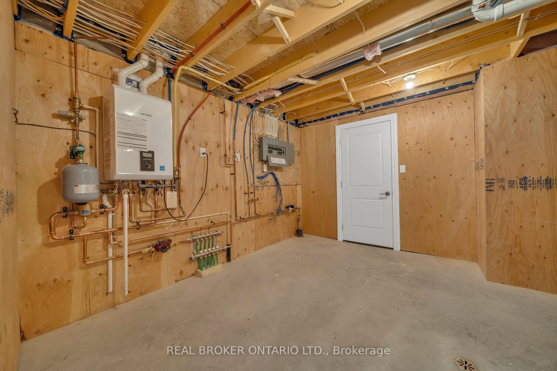 213 QUEEN Street photo 34