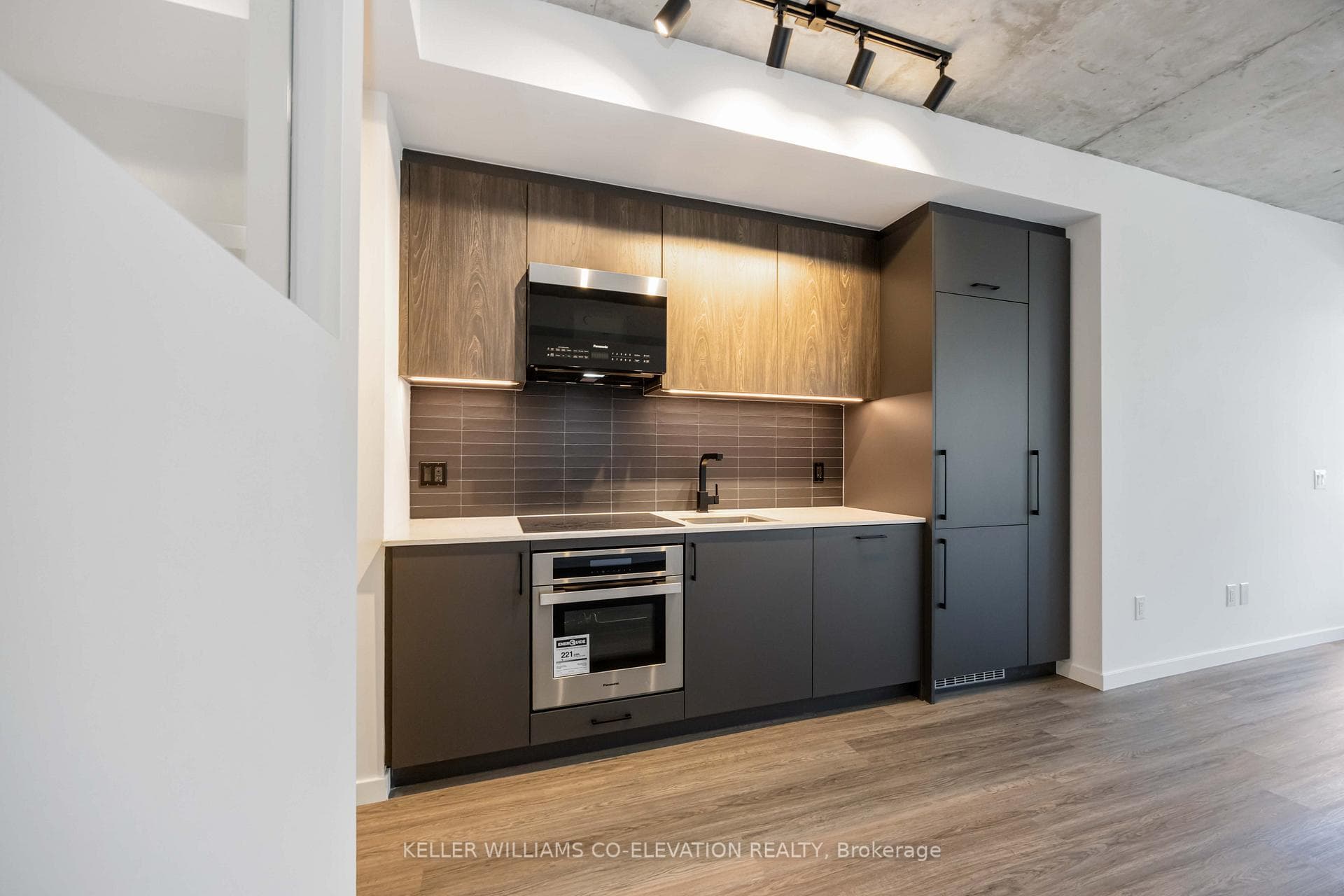 689 The Queensway Street Unit 220 photo 1