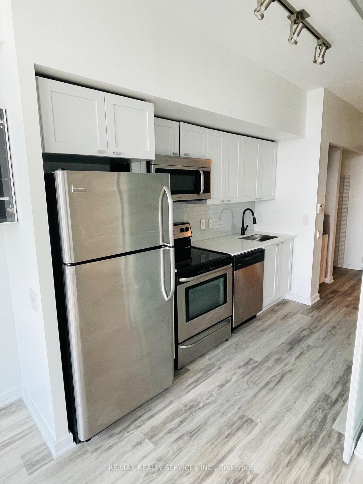 105 The Queensway Avenue Unit 1007 photo 12