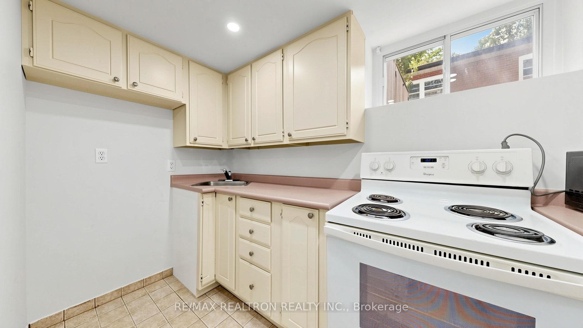 91 Vauxhall Drive photo 22