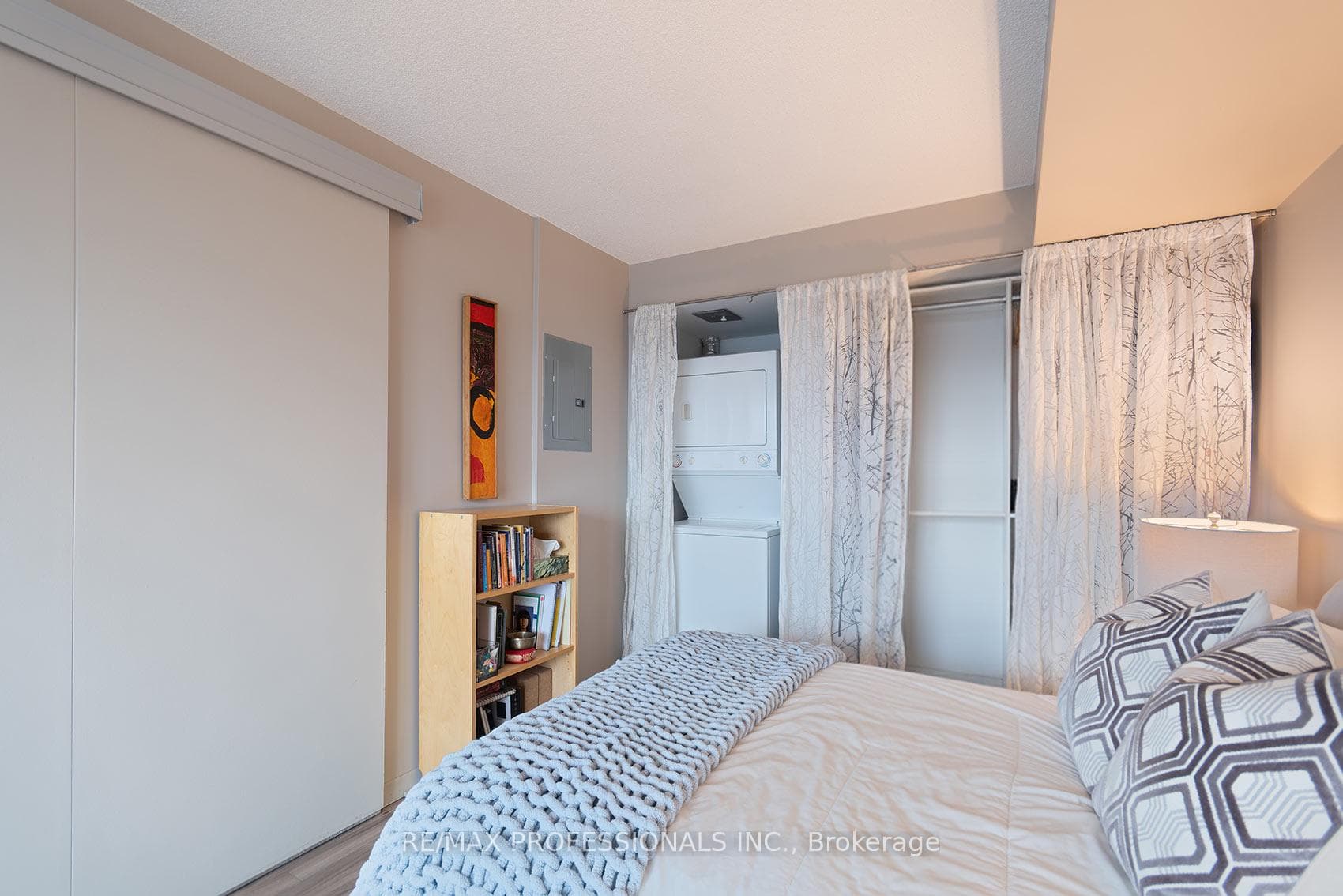 1040 The Queensway N/A Unit 704 photo 31
