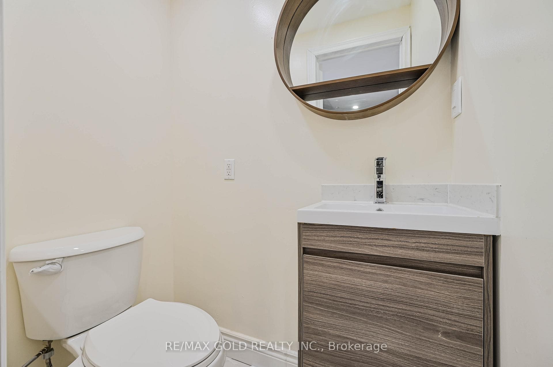 7755 Priory Crescent photo 14