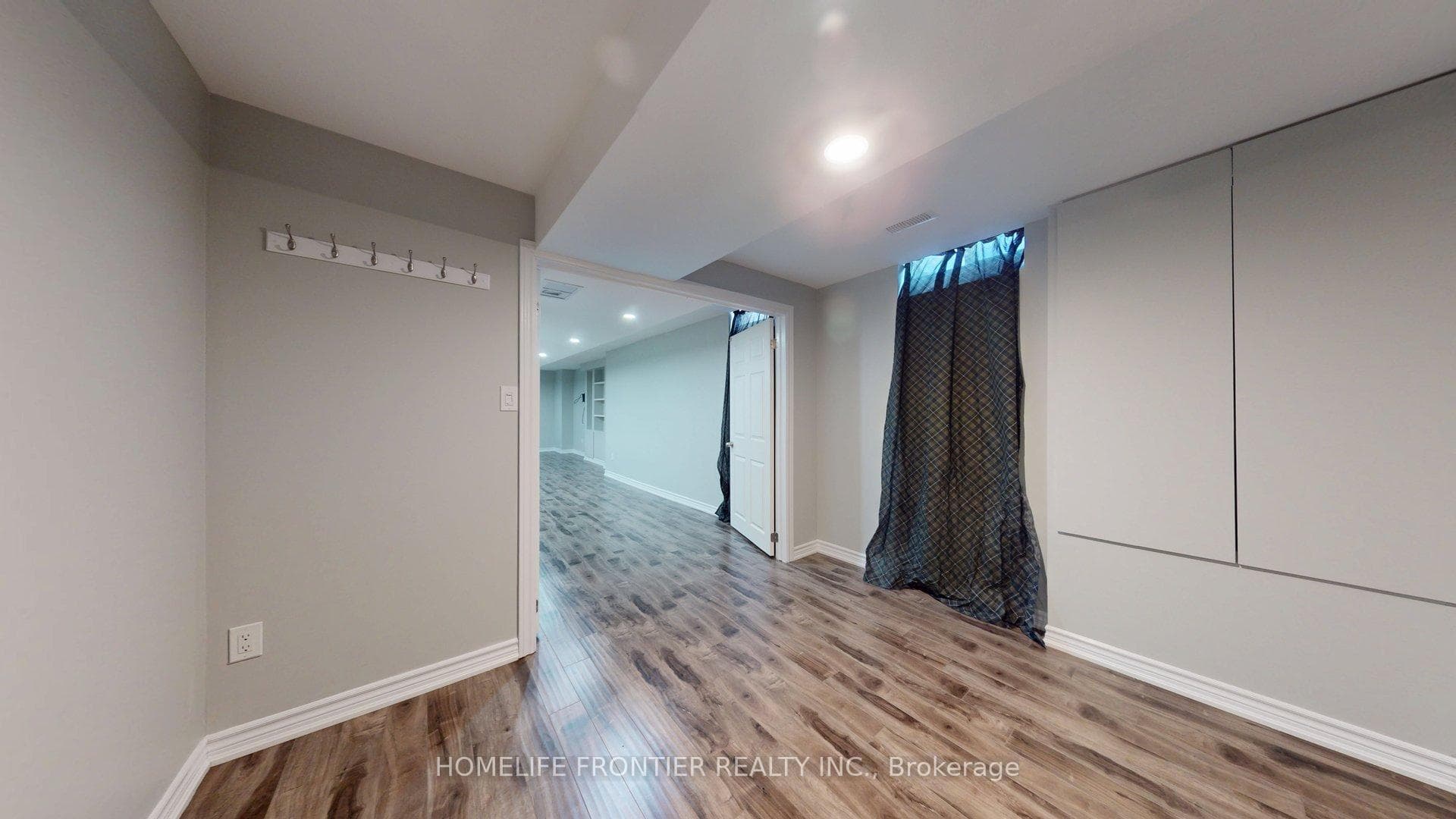 53 Frontenac Crescent photo 32