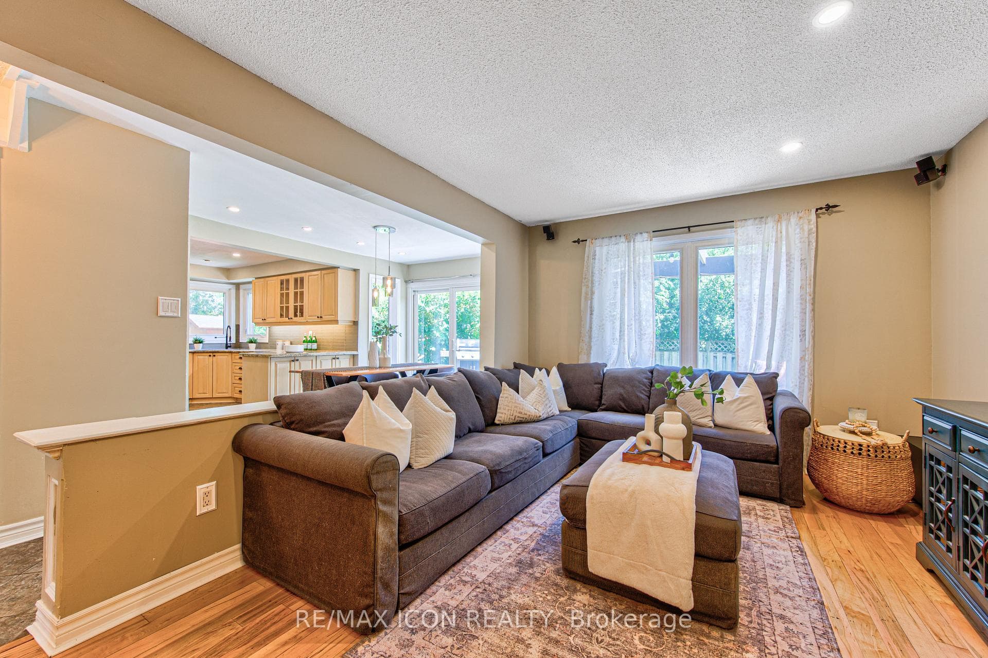 15 Hall Crescent photo 17