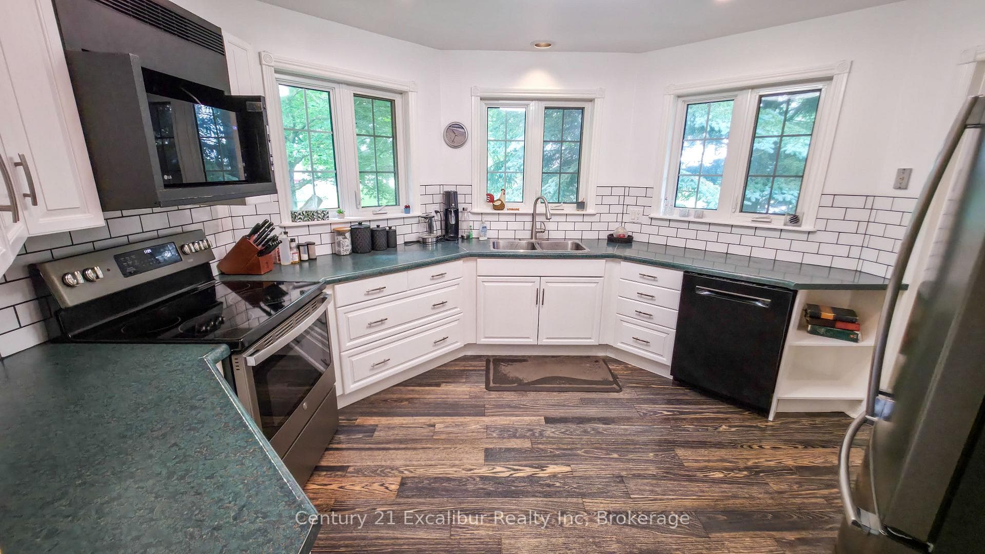591 Wellington Street photo 9