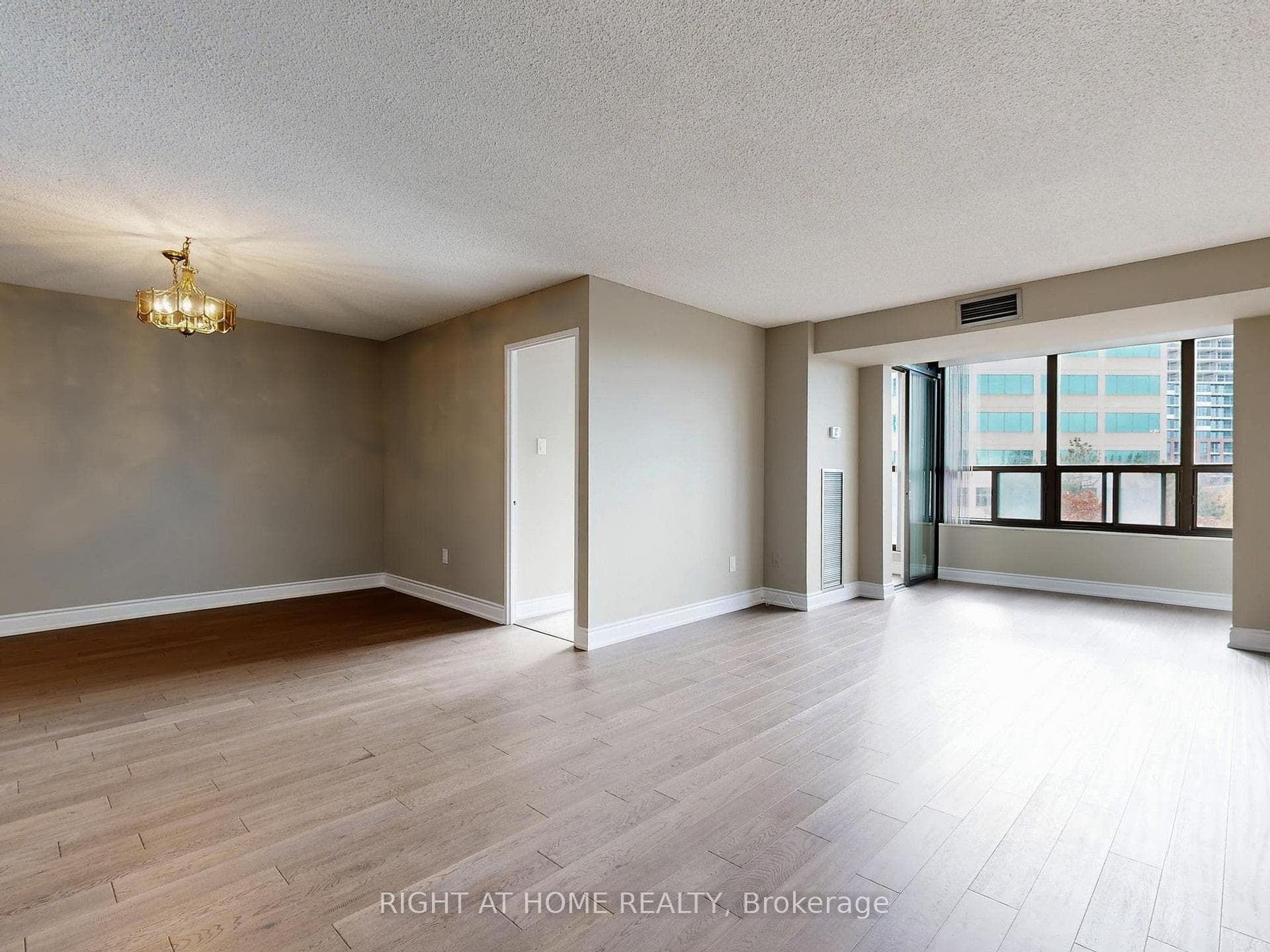 33 Elmhurst Avenue Unit 606 photo 8