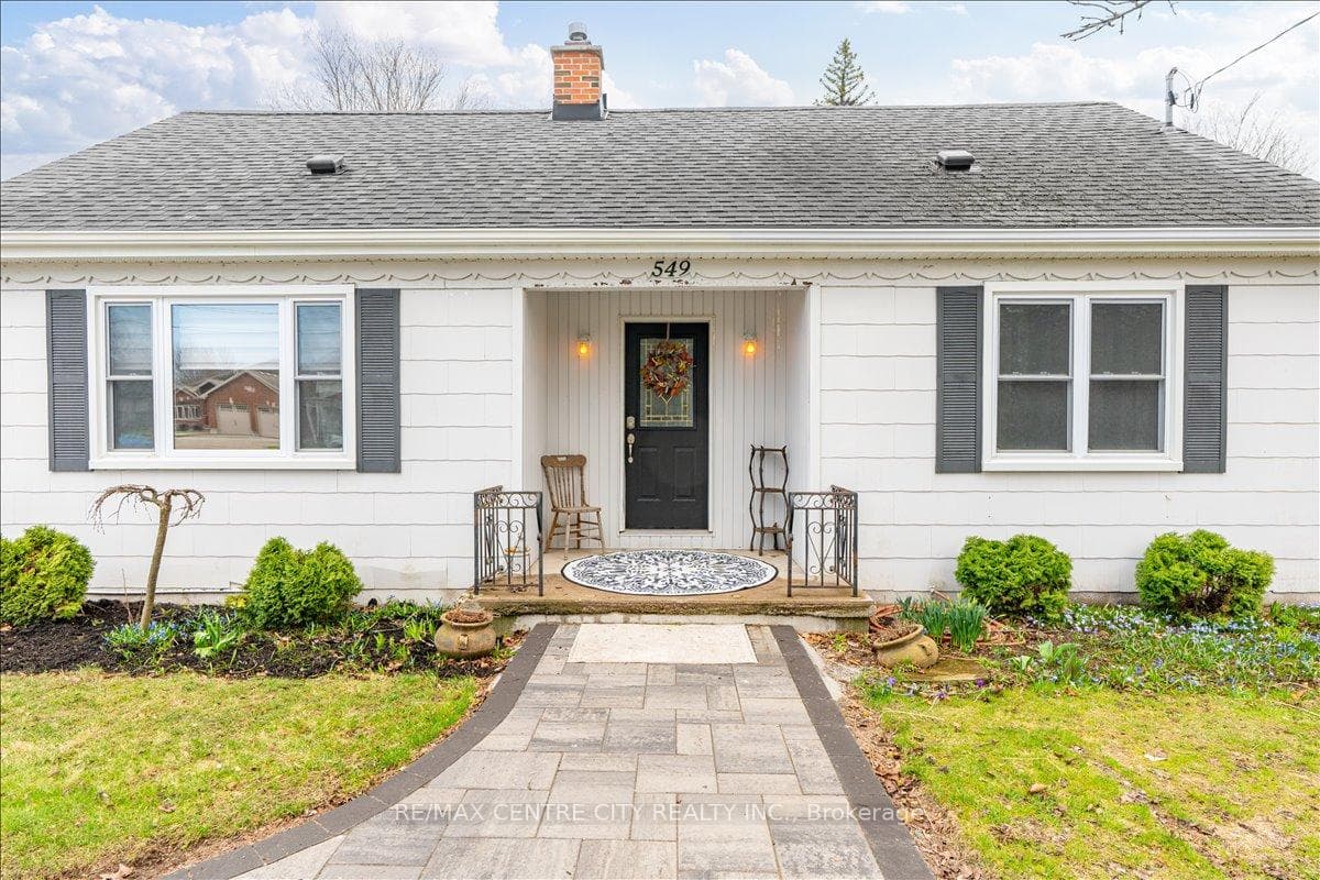 549 Victoria Street photo 4