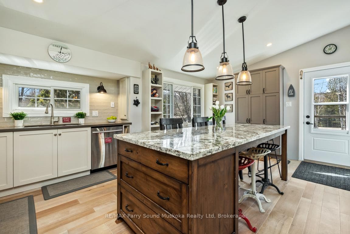 Custom kitchen w large centre island