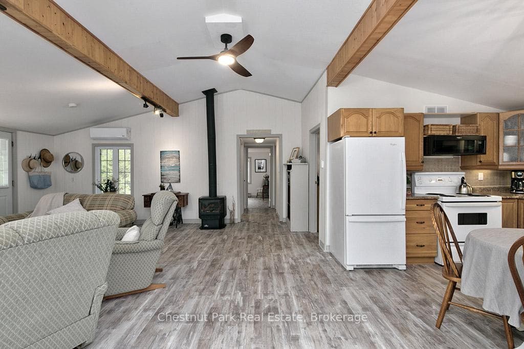 64 Thompson Avenue photo 14