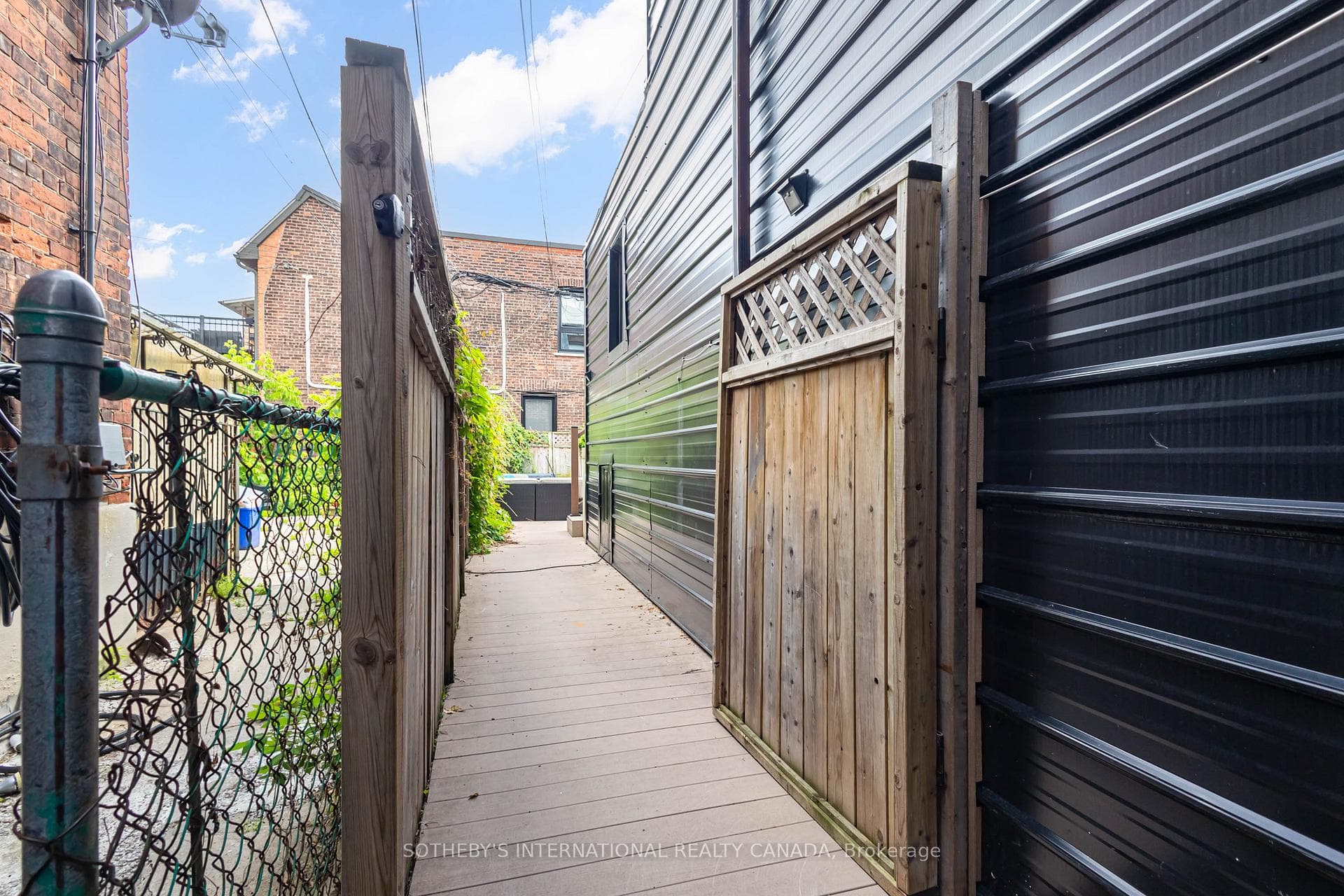 1213 College Street photo 42