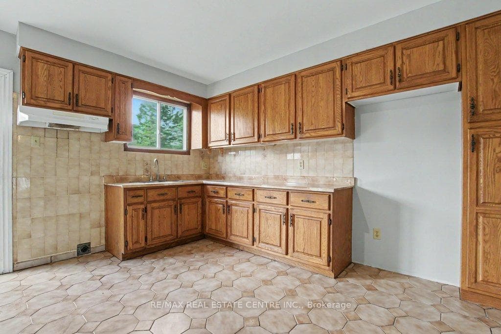 273 Elliott Street photo 13