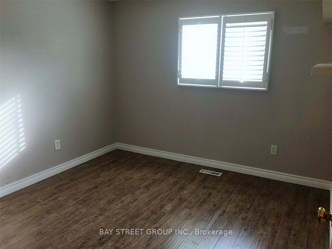 331 Green Lane photo 10
