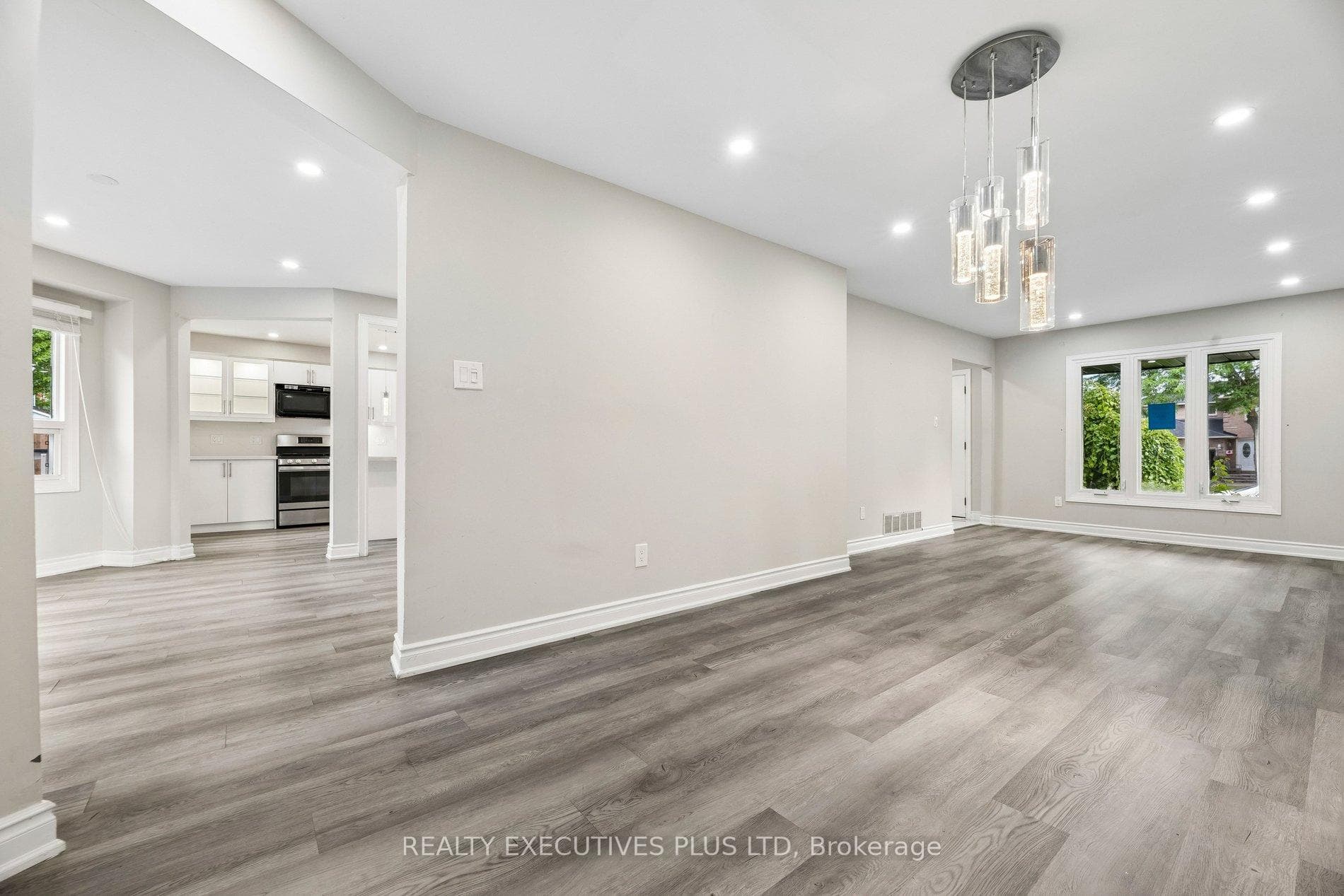 693 Barnes Crescent photo 13