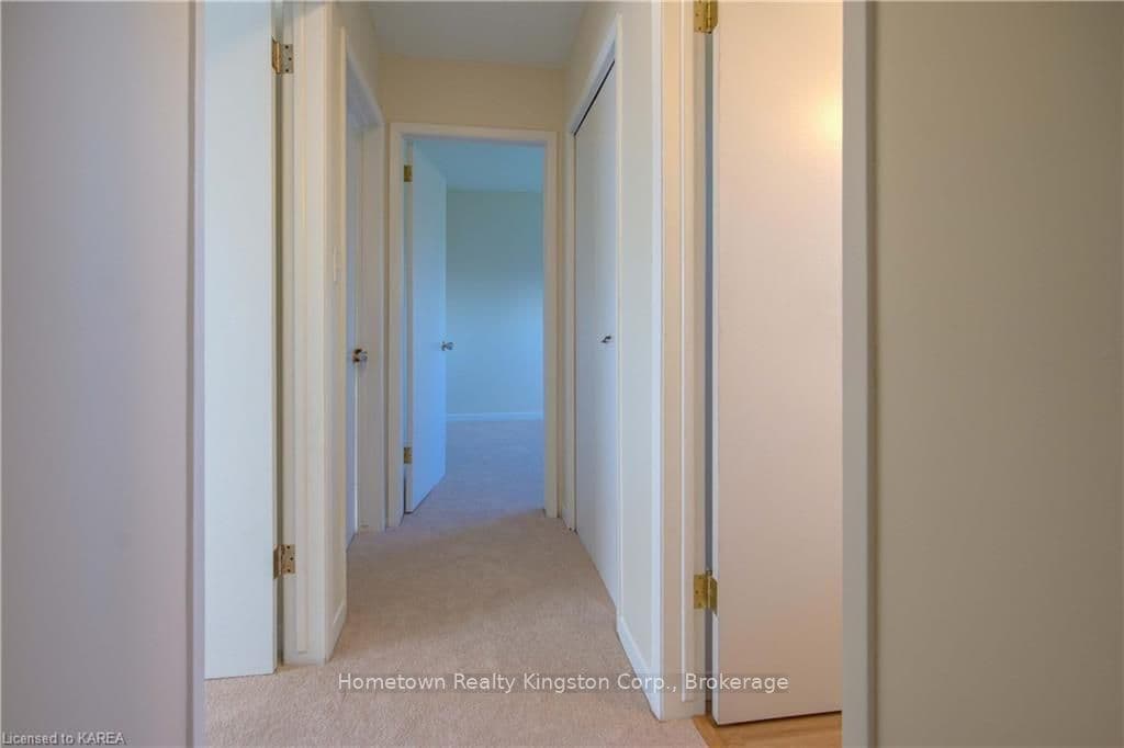372 CARRIE Crescent photo 12