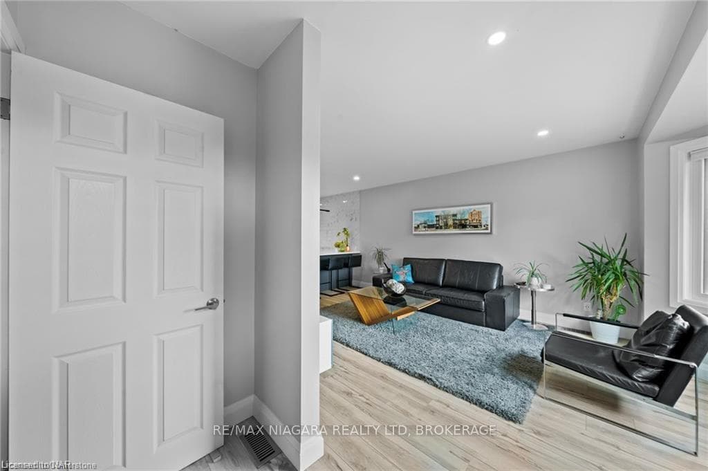 735 QUEENSDALE Avenue photo 6