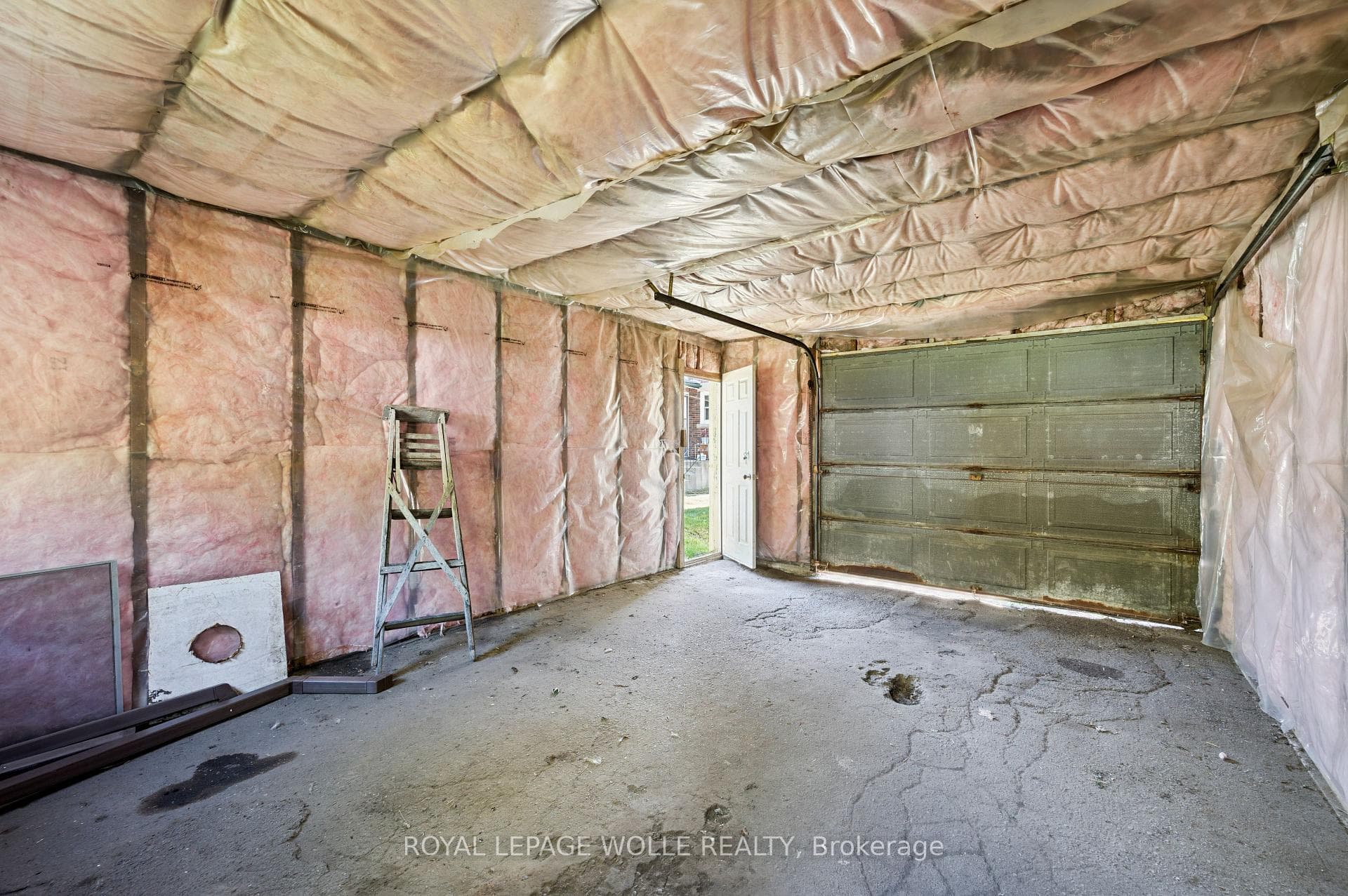 182 Elizabeth Street photo 23