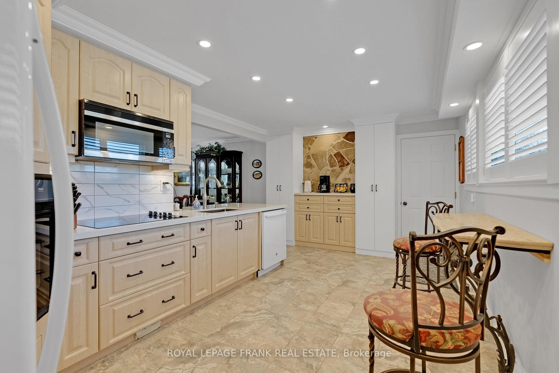 906 Liverpool Road photo 15