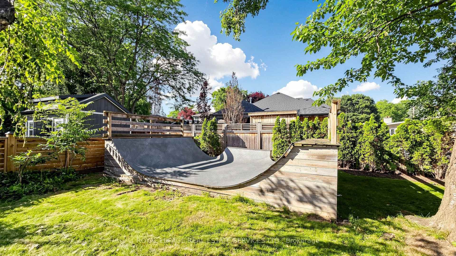 255 Oakwood Crescent photo 42