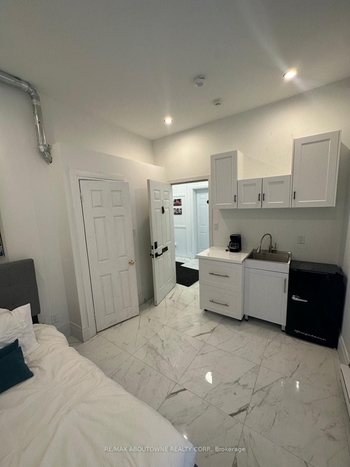 66 Wellington Street photo 28