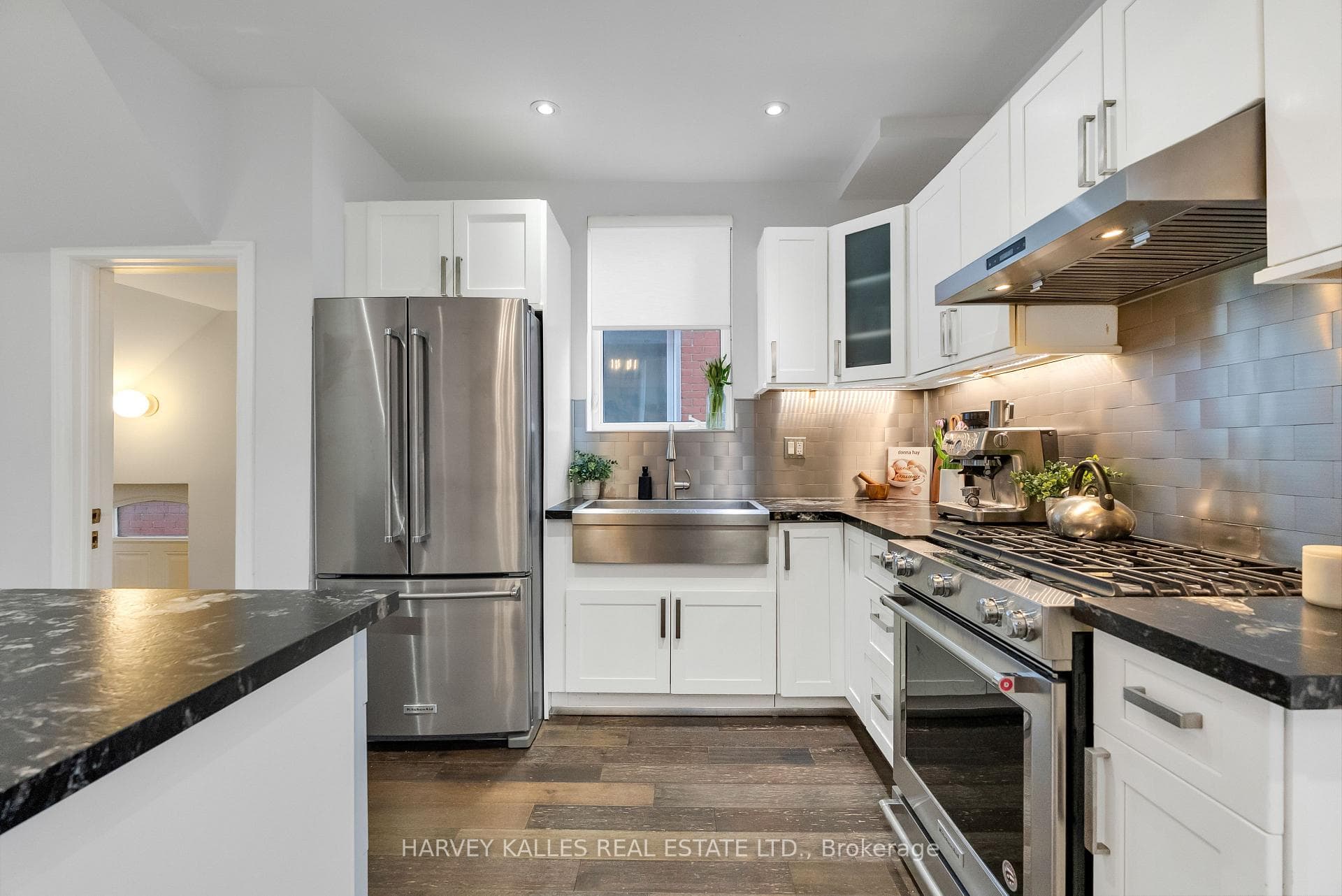 Updated Kitchen with Newwer appliances.