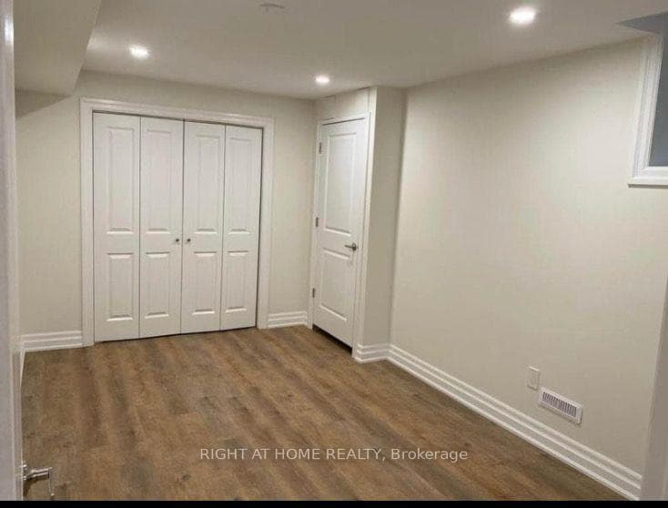 1080 Glenashton Drive Unit Basement photo 8